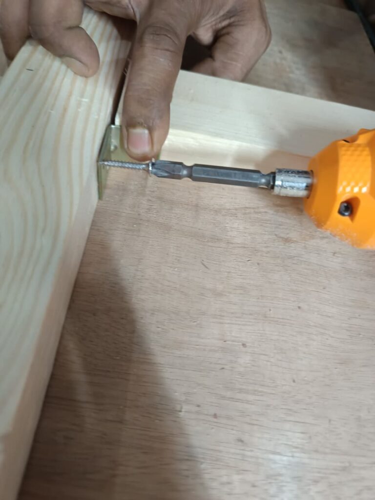 Wood joining image while stretching a canvas frame